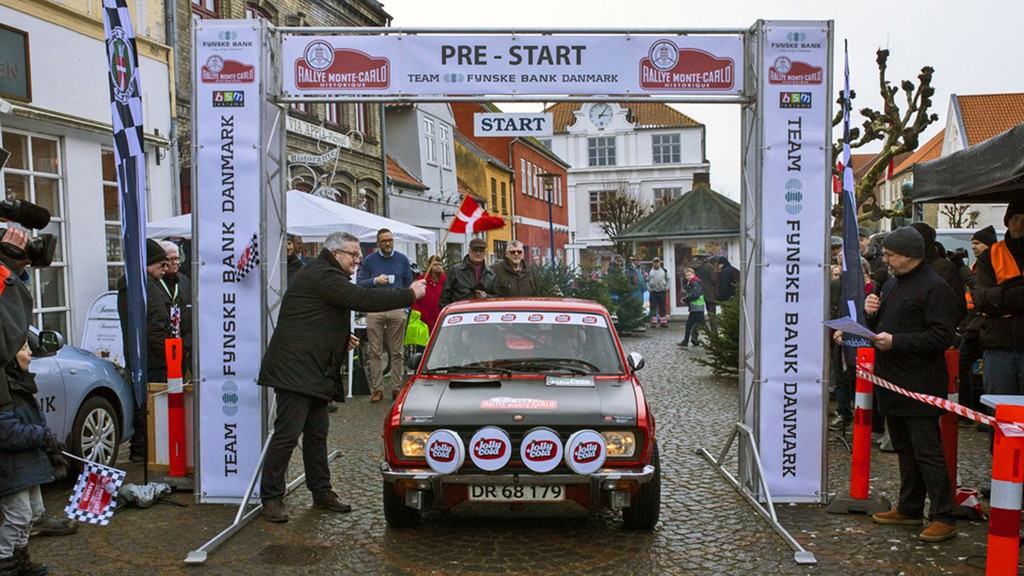 De lokale kørere fra Fyn, Lars Hindsgaul og Arne Pagh, flages afsted fra torvet i Assens i 2019
(Foto: rallypics.dk – Viggo Johansen)